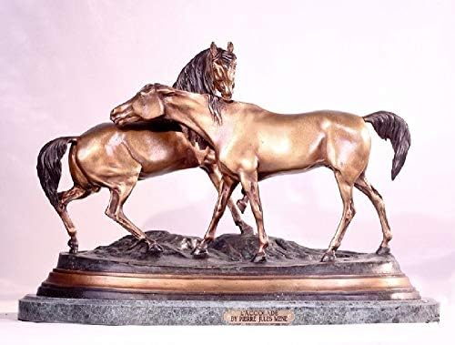 Бронзова статуя на кон и Пони (в мраморната база)